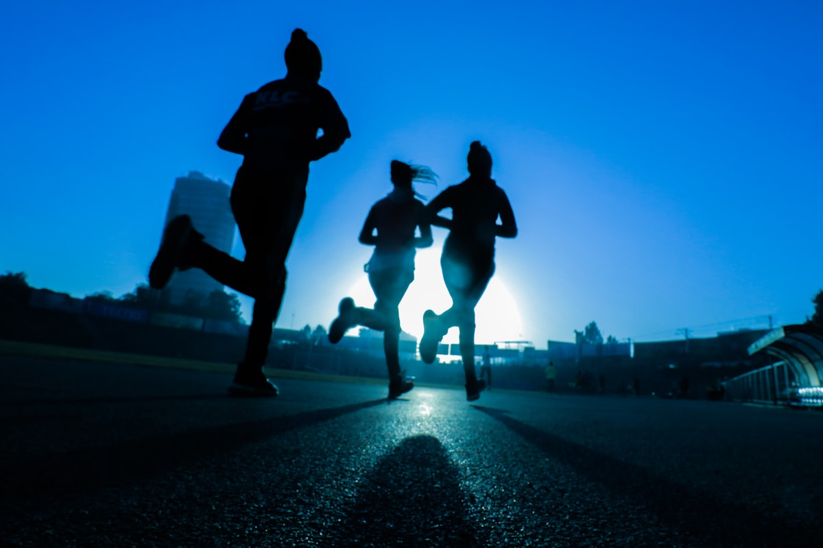 Atletas em treino de corrida